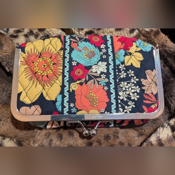 Vera Bradley Cosmetic Bag With Kiss Lock - Pattern Is Happy Snails - Picture 1 of 8
